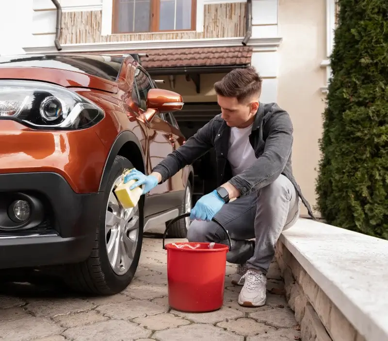 Lavage auto à domicile Autrèche : professionnel intervenant sur un véhicule